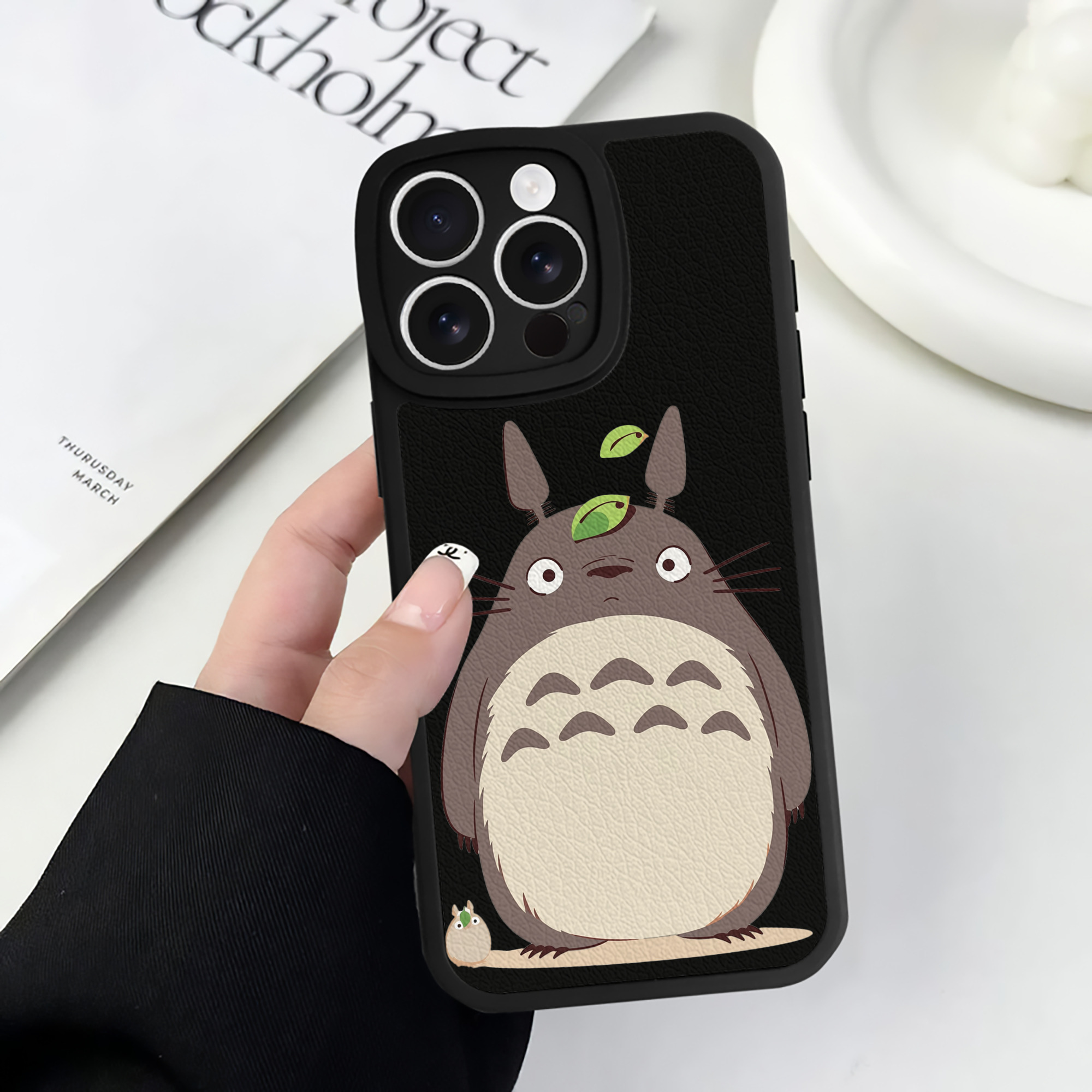 （画像用） となりのトトロ 草壁メイ 草壁サツキ My Neighbor Totoro Satsuki Kusakabe Mei Kusakabe 【iPhone 16シリーズ対応】シリコンスマホケース（レザー調） 材質：シリコン